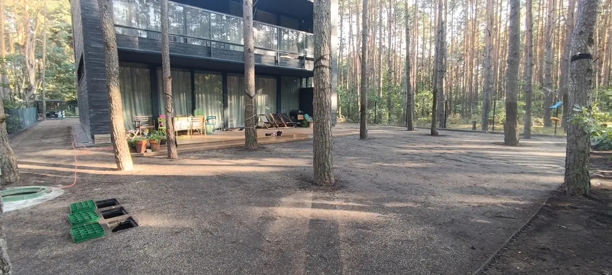 Instalacja systemu nawadniania ogrodu na prywatnej posesji w trenach leśnych