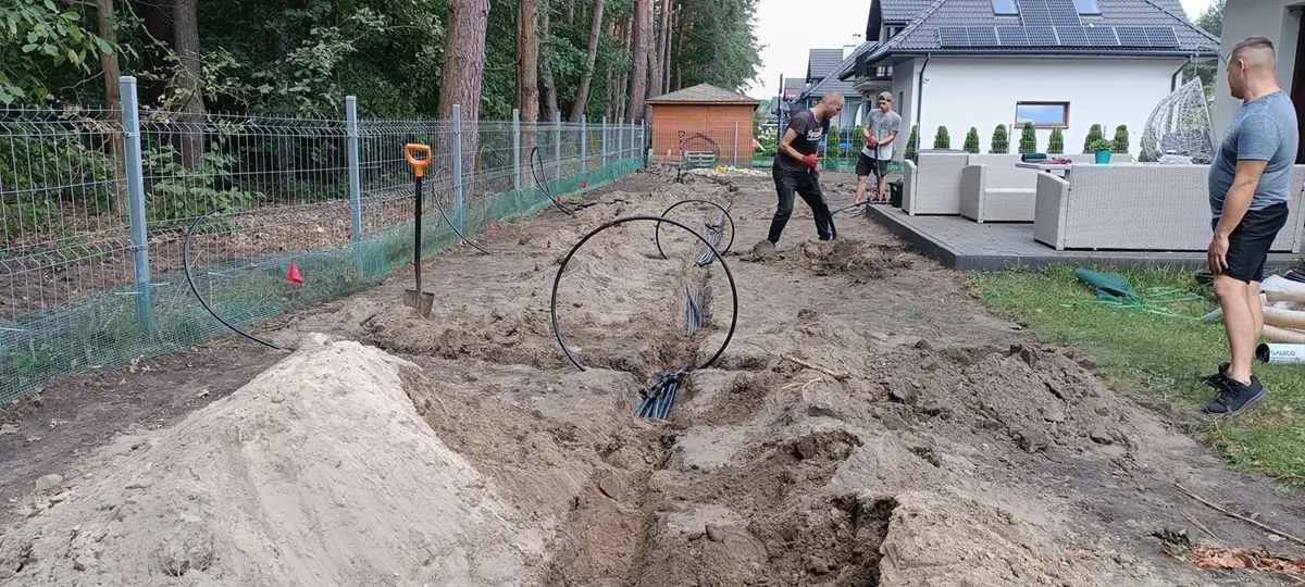 Prace w trakcie instalacji nawadniania ogrodu