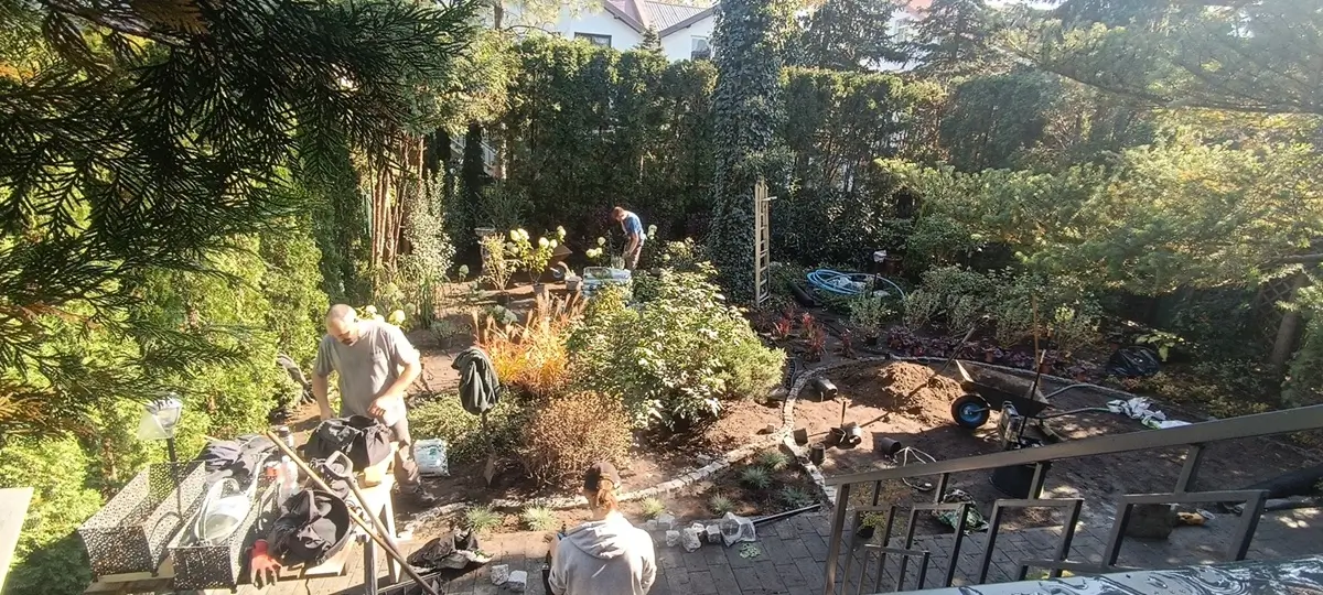 Prace w trakcie instalacji systemu nawadniania ogródka