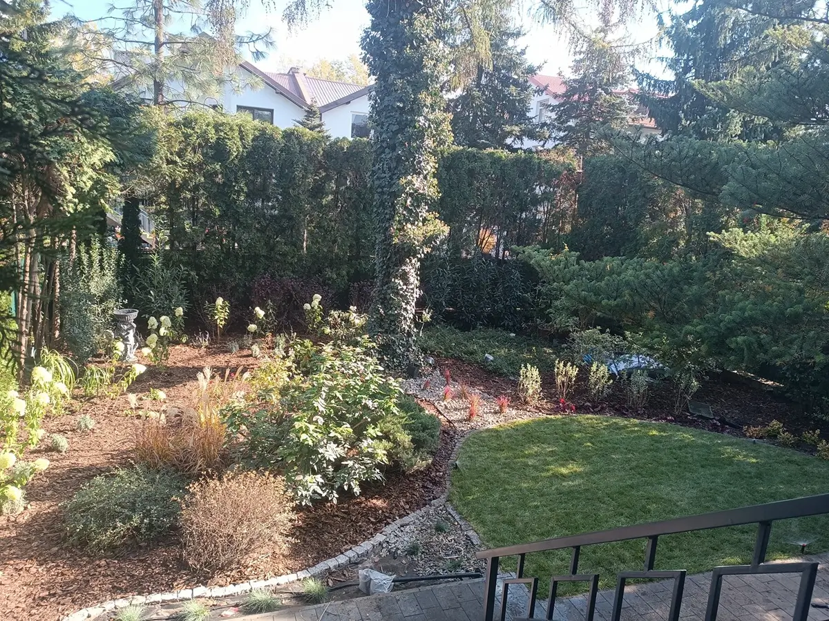 Zadbany ogród po instalacji systemu nawadniania ogródka