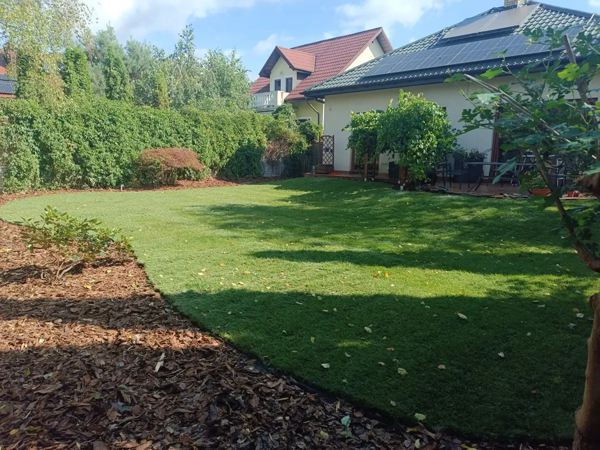 Zielony ogród po instalacji systemów nawadniania