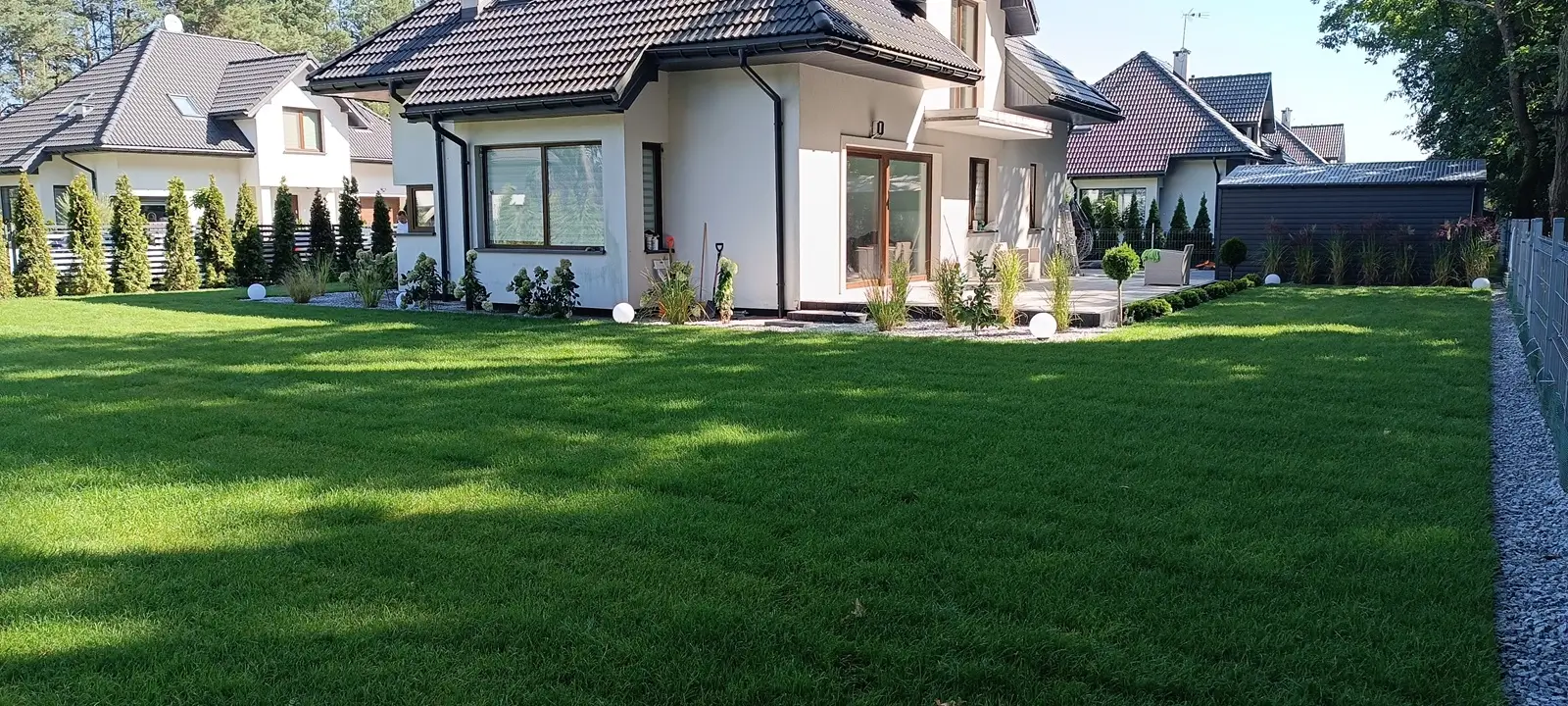 Zielony trawnik po montażu systemy nawadniania na terenie prywatnym